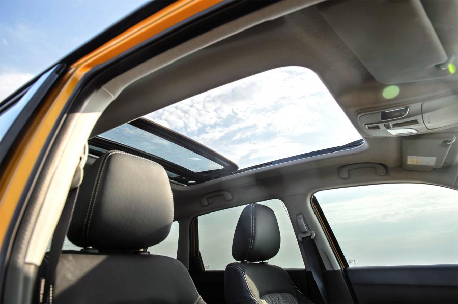 Интерьер Suzuki Vitara SZ5 with Accessories 2019 года  (UK) (фото 17 из 27)